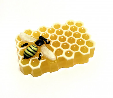 Маленькая пчелка на сотах форма пластиковая